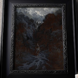 Könnte beinhalten: Ein gerahmtes Gemälde mit einer dunklen, gotischen Ästhetik. Das Kunstwerk zeigt eine Landschaft mit einem Fluss, Bäumen und einem entfernten Schloss, alles in Braun-, Grau- und Schwarztönen. Der Rahmen ist schwarz mit einem verzierten Design.