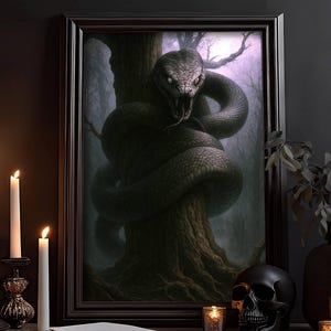 Può includere: Un'opera d'arte incorniciata raffigura un grande serpente scuro avvolto attorno a un albero in una foresta nebbiosa. La scena è ambientata su una superficie scura con candele accese, un teschio nero e un libro. L'opera è incorniciata in una cornice marrone scuro.