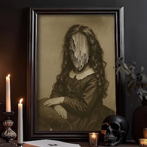Puede incluir: Un retrato enmarcado en tonos sepia de una niña con el rostro distorsionado, exhibido sobre una superficie oscura con velas encendidas, una calavera negra y un libro. El rostro de la niña parece derretirse. La escena evoca un tema gótico o de Halloween.