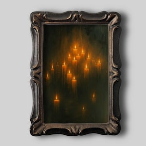 Op de afbeelding: Een schilderij in een donkere, sierlijke lijst toont vele brandende kaarsen tegen een donkergroene achtergrond. De kaarsen variëren in grootte, met warme gele en oranje vlammen, wat een zacht, gloeiend effect creëert. De lijst heeft een gedetailleerd, antiek ontwerp.