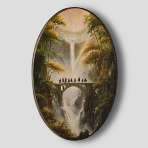 Könnte beinhalten: Ovale Holz-Kunstwerk, das eine Brücke über einem Wasserfall zeigt. Silhouetten überqueren die Brücke, umgeben von Bäumen und einem Wasserfall. Das Kunstwerk hat eine warme, natürliche Farbpalette.