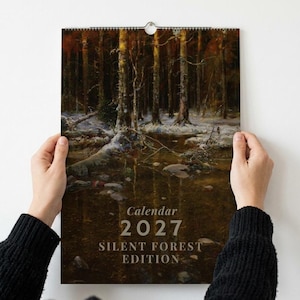 Calendario da parete "Foresta Tranquilla" 2027 con paesaggio sereno in stile olio per un arredamento vintage dark cottagecore, calendario con arte naturalistica malinconica immagine 1