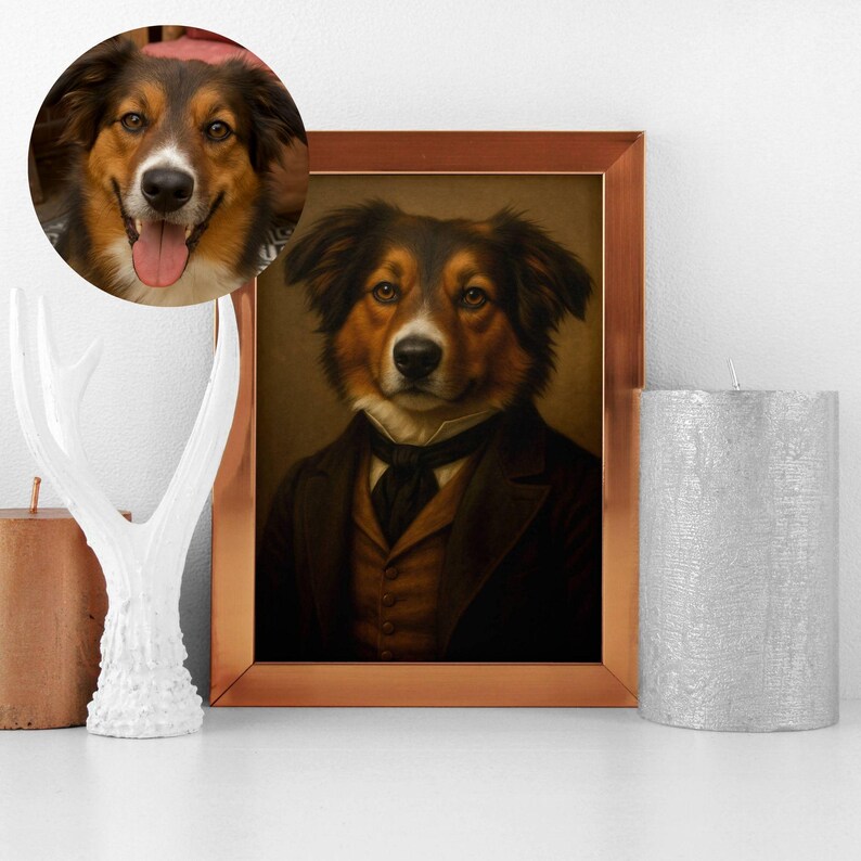 Puede incluir: Un retrato enmarcado de un perro con vestimenta formal, con un fondo en tonos sepia. El perro tiene pelaje marr&oacute;n y negro y lleva un traje oscuro con corbata negra. Una foto m&aacute;s peque&ntilde;a y circular del perro est&aacute; en la esquina superior izquierda.