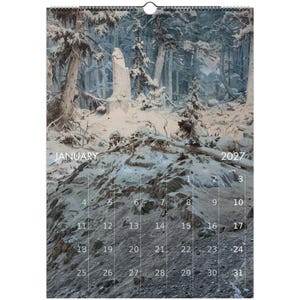 Calendario da parete "Foresta Tranquilla" 2027 con paesaggio sereno in stile olio per un arredamento vintage dark cottagecore, calendario con arte naturalistica malinconica immagine 3
