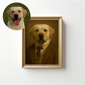 Puede incluir: Un retrato enmarcado de un Labrador Retriever amarillo con un traje y corbata marrones. Una imagen circular m&aacute;s peque&ntilde;a de la cara del perro est&aacute; en la esquina superior izquierda. El retrato tiene un marco dorado y un fondo neutro.
