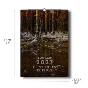 Pu&ograve; includere: Un calendario da parete intitolato Calendar 2027 Silent Forest Edition, che raffigura un paesaggio forestale scuro con neve e uno stagno. Il calendario misura 42 cm per 29,7 cm, con una rilegatura a spirale in alto e un foro centrale.