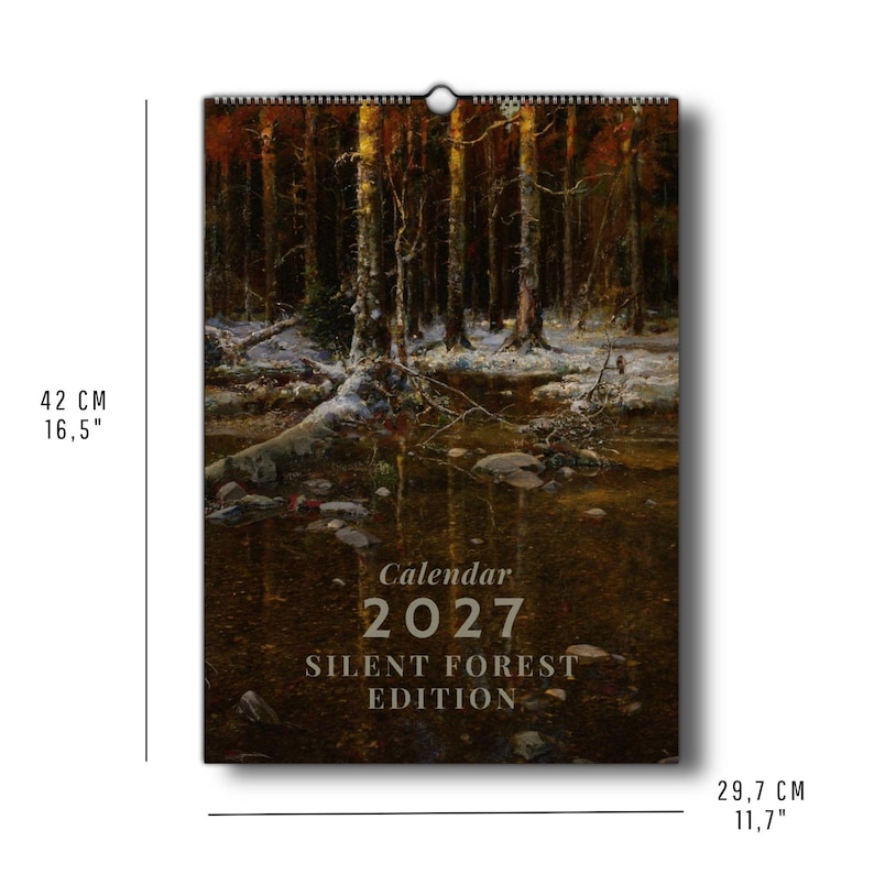 Pu&ograve; includere: Un calendario da parete intitolato Calendar 2027 Silent Forest Edition, che raffigura un paesaggio forestale scuro con neve e uno stagno. Il calendario misura 42 cm per 29,7 cm, con una rilegatura a spirale in alto e un foro centrale.