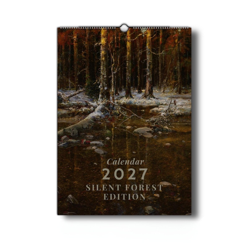 Pu&ograve; includere: Un calendario da parete che raffigura una scena boschiva scura e suggestiva con alberi spolverati di neve e uno specchio d'acqua riflettente. Il testo sulla copertina recita Calendar 2027 Silent Forest Edition in un chiaro carattere serif.