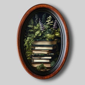Peut inclure: Une œuvre d'art encadrée en bois ovale. Elle représente une pile de livres aux couvertures vertes et dorées, entourée d'un feuillage vert et de fleurs violettes. Le cadre a un intérieur marron foncé et un extérieur marron plus clair.