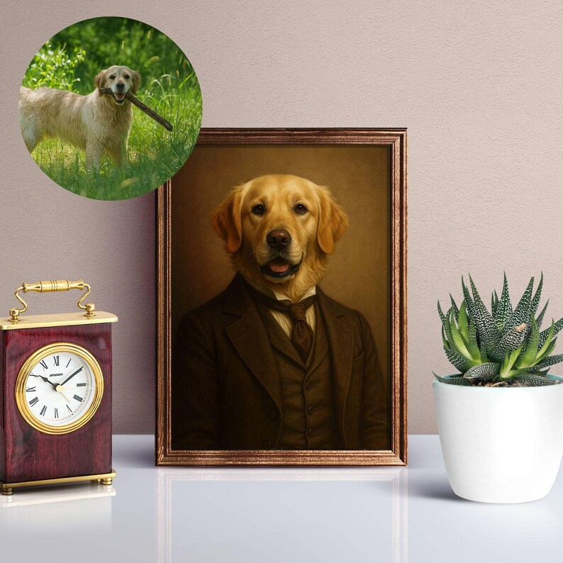 Puede incluir: Un retrato enmarcado de un perro Golden Retriever vestido con un traje y corbata marr&oacute;n oscuro. El retrato se exhibe sobre una superficie blanca junto a un peque&ntilde;o reloj y una planta suculenta en maceta. Una imagen insertada muestra al perro al aire libre.