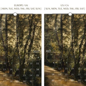 Pu&ograve; includere: Un calendario da parete 2027 con un dipinto di un sentiero nel bosco. Il lato sinistro mostra un layout europeo che inizia di luned&igrave;, mentre il destro mostra un layout USA/Canada che inizia di domenica. Entrambi mostrano il mese di luglio.