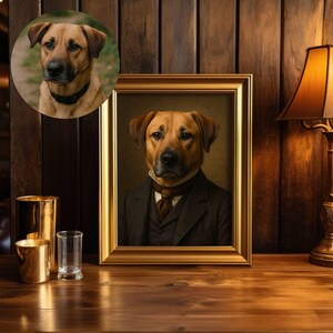 Puede incluir: Un retrato enmarcado de un perro con traje, con una imagen circular m&aacute;s peque&ntilde;a del perro encima del marco. El retrato est&aacute; en un marco dorado, y el perro lleva un traje oscuro con corbata. El fondo es una superficie de madera c&aacute;lida.