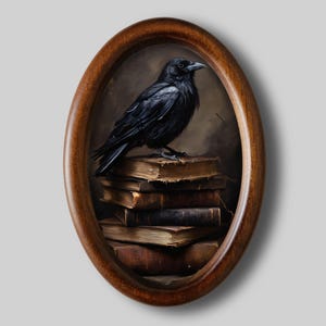 Könnte beinhalten: Ein ovales, holzgerahmtes Kunstwerk mit einem schwarzen Raben, der auf einem Stapel alter Bücher sitzt. Der Rabe ist detailliert mit Federn dargestellt, und die Bücher haben gealterte, strukturierte Seiten. Der Hintergrund ist dunkel und gedämpft.