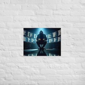 Könnte beinhalten: Eine Person mit Kapuze sitzt vor mehreren Computermonitoren, auf denen Codezeilen angezeigt werden. Die Person wird von einem Scheinwerfer beleuchtet, wodurch eine dramatische Silhouette vor dem dunklen Hintergrund entsteht.