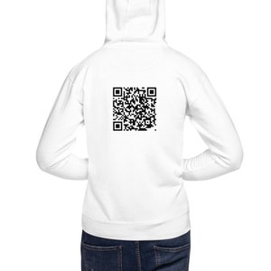 Könnte beinhalten: Weißer Kapuzenpullover mit einem schwarz-weißen QR-Code auf der Rückseite.