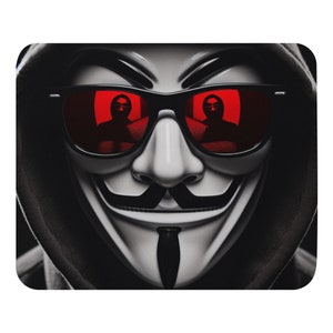 Könnte beinhalten: Nahaufnahme einer weiß-schwarzen Anonymous-Maske mit schwarzem Schnurrbart und rot getönten Sonnenbrillen. Die Sonnenbrille spiegelt eine Person wider. Die Maske ist vor einem schwarzen Kapuzen-Hintergrund platziert.