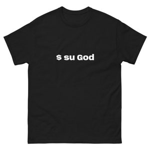 Puede incluir: Camiseta negra con texto blanco que dice "$ su God"