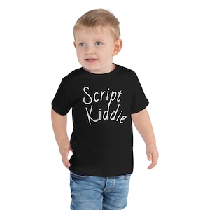 Può includere: Una maglietta nera per bambini piccoli con testo bianco che dice "Script Kiddie".