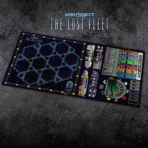 Könnte beinhalten: Brettspiel "The Lost Fleet" mit einem dunkelblauen Weltraumthema. Das Spielbrett zeigt ein Raster aus miteinander verbundenen Formen und verschiedene farbenfrohe Raumschiff-Spielsteine. Der Text "Gain Project" ist ebenfalls sichtbar.