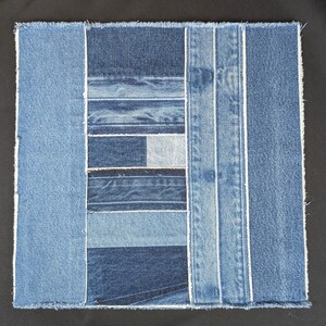 Pu&ograve; includere: Patchwork quadrato in denim con varie tonalit&agrave; di blu. Il design presenta strisce rettangolari e verticali di denim, creando un motivo geometrico strutturato. I bordi sono grezzi e non rifiniti, con cuciture bianche.
