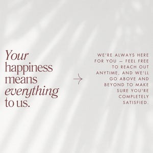 Op de afbeelding: Een lichtgekleurde kaart met donkerrode tekst die luidt: Your happiness means everything to us. Een pijl wijst naar de tekst: WE'RE ALWAYS HERE FOR YOU &mdash; FEEL FREE TO REACH OUT ANYTIME, AND WE'LL GO ABOVE AND BEYOND TO MAKE SURE YOU'RE COMPLETELY SATISFIED.