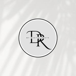 Pu&ograve; includere: Un logo circolare con le lettere "DR" in un carattere elegante. Le lettere nere sono su uno sfondo grigio chiaro all'interno di un cerchio bordato di bianco e nero. Il testo "MY DIGITAL ROUTE" &egrave; sotto.