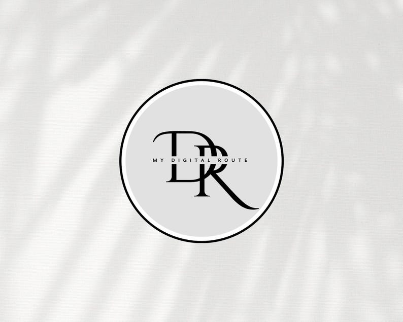 Pu&ograve; includere: Un logo circolare con le lettere "DR" in un carattere elegante. Le lettere nere sono su uno sfondo grigio chiaro all'interno di un cerchio bordato di bianco e nero. Il testo "MY DIGITAL ROUTE" &egrave; sotto.