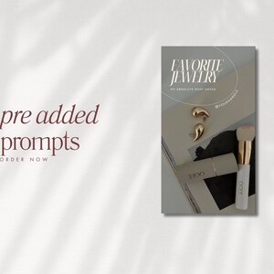 Op de afbeelding: Een close-up van een tijdschriftpagina met de tekst "FAVORITE JEWELRY MY ABSOLUTE MUST HAVES @YOURWARDROBE" en een paar gouden oorbellen. Er zijn twee make-upkwasten en twee make-upcontainers op de pagina.
