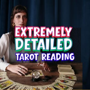 Puede incluir: Una mujer está sentada en una mesa de madera con cartas del tarot, una bola de cristal y el texto "EXTREMELY DETAILED TAROT READING". Las cartas están dispuestas, sugiriendo una lectura. El fondo es azul oscuro.