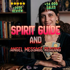 Puede incluir: Una mujer sonriendo, sosteniendo cartas del tarot, con el texto "Spirit Guide and Angel Message Reading". La imagen incluye texto que indica reseñas y ventas. El fondo presenta una estantería y cristales.