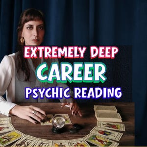 Könnte beinhalten: Eine Frau sitzt an einem Tisch mit Tarotkarten und einer Kristallkugel. Der Text auf dem Bild lautet "EXTREM TIEFE KARRIERE PSYCHISCHE LESUNG". Die Szene deutet auf eine Wahrsagung oder einen Service zur Lebensberatung hin.