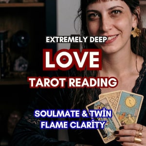 Op de afbeelding: Een lachende vrouw houdt tarotkaarten vast. Tekstoverlay luidt "EXTREMELY DEEP LOVE TAROT READING SOULMATE & TWIN FLAME CLARITY". De kaarten bevatten illustraties van figuren en hemellichamen.