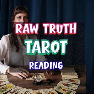 Puede incluir: Una configuración de lectura de cartas del tarot con una bola de cristal transparente sobre una superficie de madera, rodeada de varias cartas. El texto RAW TRUTH TAROT READING aparece en letras coloridas sobre un fondo oscuro y texturizado.