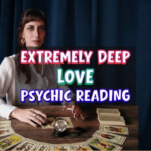Könnte beinhalten: Eine Frau sitzt an einem Holztisch mit Tarotkarten, einer Kristallkugel und dem Text "EXTREMELY DEEP LOVE PSYCHIC READING". Sie trägt einen weißen Blazer und goldene Ohrringe. Der Hintergrund ist dunkelblau.