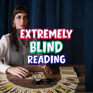 Op de afbeelding: Een vrouw zit aan een houten tafel met tarotkaarten, een kristallen bol en de tekst "EXTREMELY BLIND READING" in rood, groen en blauw. De achtergrond is een donkerblauw gordijn.