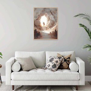 Puede incluir: Una pintura de una mujer saliendo de una cueva con una gran piedra rodada. La cueva est&aacute; iluminada por una luz brillante que proviene de la abertura. La mujer lleva una t&uacute;nica blanca y da la espalda al espectador.