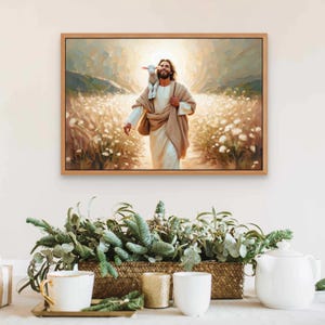 K&ouml;nnte beinhalten: Ein Gem&auml;lde, das einen Mann mit einem Lamm auf den Schultern zeigt, der durch ein Feld mit Blumen geht. Der Mann tr&auml;gt eine wei&szlig;e Robe und einen braunen Schal. Das Lamm ist wei&szlig; und hat eine schwarze Nase. Der Hintergrund ist ein Feld mit wei&szlig;en Blumen mit blauem Himmel und Wolken.