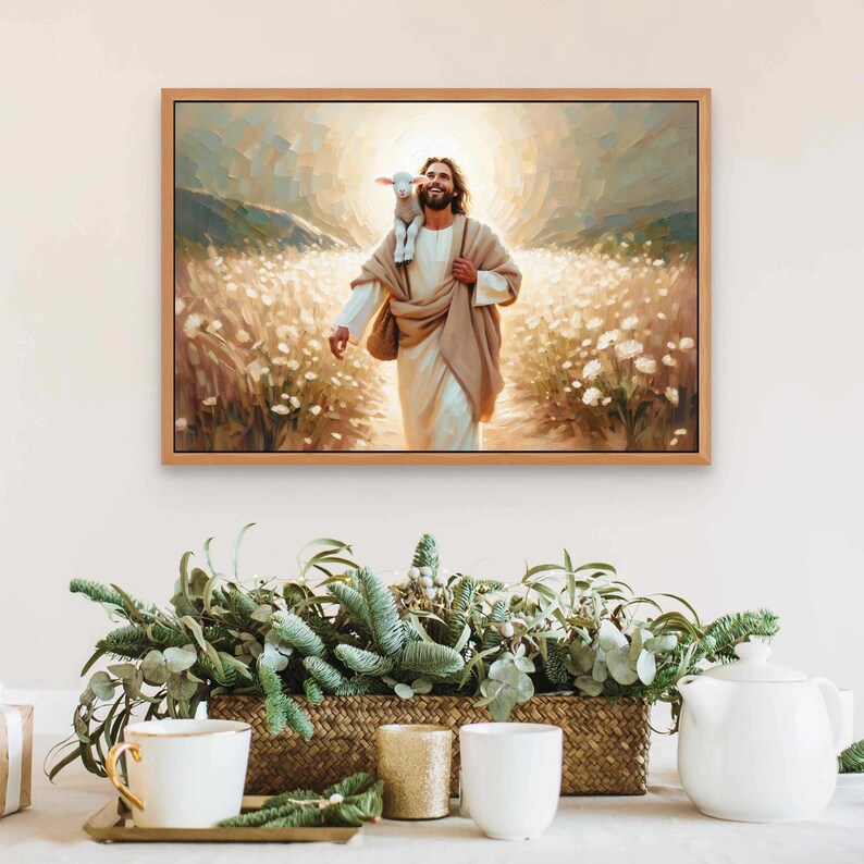 K&ouml;nnte beinhalten: Ein Gem&auml;lde, das einen Mann mit einem Lamm auf den Schultern zeigt, der durch ein Feld mit Blumen geht. Der Mann tr&auml;gt eine wei&szlig;e Robe und einen braunen Schal. Das Lamm ist wei&szlig; und hat eine schwarze Nase. Der Hintergrund ist ein Feld mit wei&szlig;en Blumen mit blauem Himmel und Wolken.