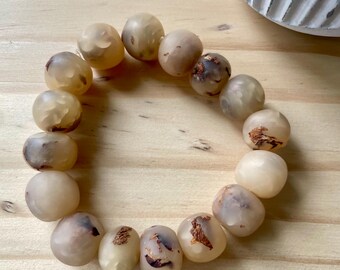 Pulsera de cuentas de arcilla polimérica enrolladas a mano con pétalos de rosa secos.