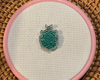 Acrylic Slytherin House Shield Embroidery/Cross Stitch Needle minder