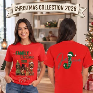 Puede incluir: Una camiseta roja con un gr&aacute;fico frontal de cuatro perros salchicha con ropa navide&ntilde;a y el texto "FAMILY Christmas 2026 together", y en la parte posterior una letra "J" verde grande con un gorro de Pap&aacute; Noel y el nombre "Jessica" en cursiva.