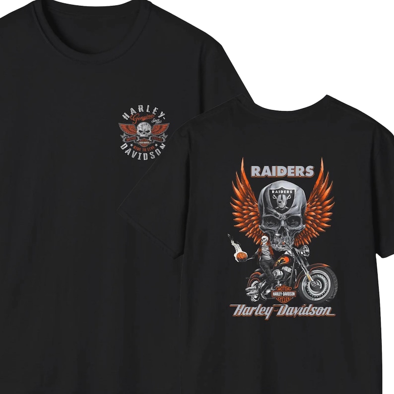 K&ouml;nnte beinhalten: Ein schwarzes T-Shirt mit einem kleinen Harley-Davidson-Logo auf der Brust und einem gro&szlig;en Motiv auf der R&uuml;ckseite. Das R&uuml;ckendesign zeigt einen Totenkopf mit Raiders-Helm, orangefarbene Fl&uuml;gel, ein Skelett auf einem Motorrad und den Text Raiders.