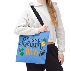 Bolso de playa con diseño de piña, bikini y sombrero para el sol. imagen 8