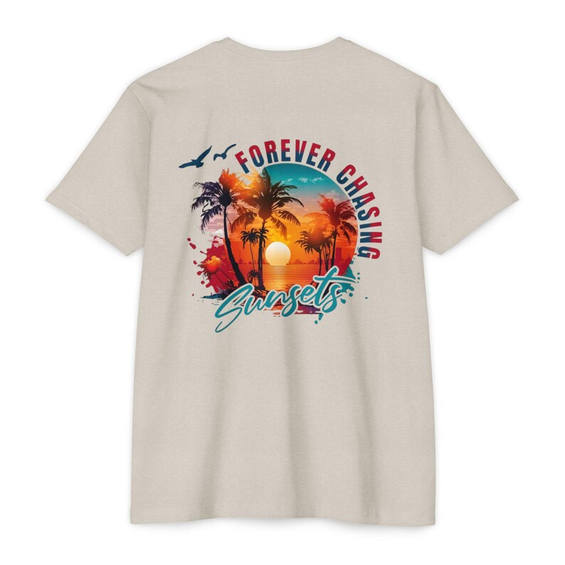 Koszulka Forever Chasing Sunsets | Grafika przedstawiająca zachód słońca z tropikalną palmą zdjęcie 5