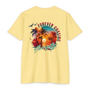 Koszulka Forever Chasing Sunsets | Grafika przedstawiająca zachód słońca z tropikalną palmą zdjęcie 3