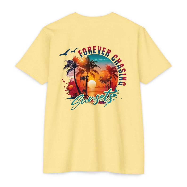 Koszulka Forever Chasing Sunsets | Grafika przedstawiająca zachód słońca z tropikalną palmą zdjęcie 3