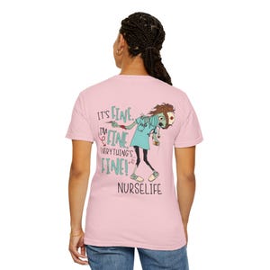T-shirt illustration humoristique « Infirmière » | Cadeau d'Halloween, chat et zombie, design « Tout va bien » image 13