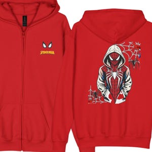 Op de afbeelding: Een felrode zip-up hoodie met een kleine Spider-Man oogafbeelding en tekst op de linkerborst. De achterkant toont een grote, gedetailleerde illustratie van het personage in een pak met capuchon, voorzien van een spinnenwebontwerp en zwarte spinnen.