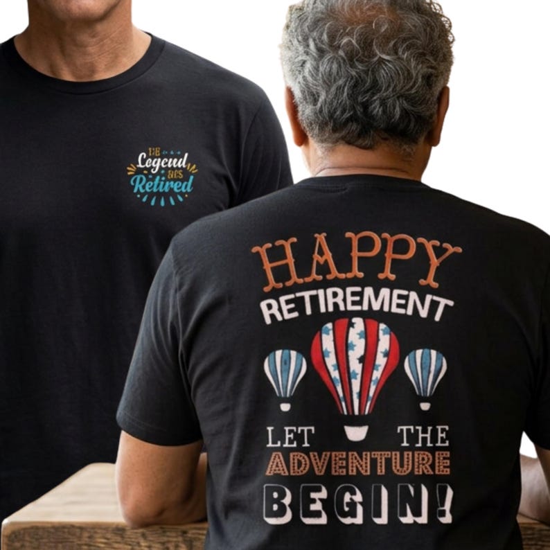 Op de afbeelding: Een zwart t-shirt met een kleine afbeelding op de borst met de tekst "Legend has Retired" en een grote afbeelding op de rug met de tekst "HAPPY RETIREMENT LET THE ADVENTURE BEGIN!" vergezeld door drie heteluchtballonnen in rood, wit en blauw.