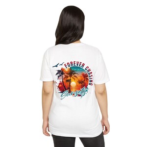Koszulka Forever Chasing Sunsets | Grafika przedstawiająca zachód słońca z tropikalną palmą zdjęcie 18